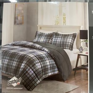Comforter set size full/ Queen new